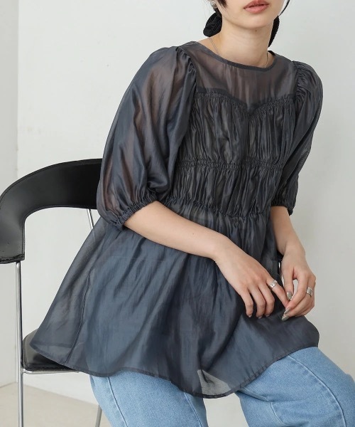 Bab(バブ)の「ビスチェ風シアーペプラムブラウス(シャツ/ブラウス・レディース・ブルー/チャコールグレー/アイボリー・MEDIUM)」の1枚目の写真