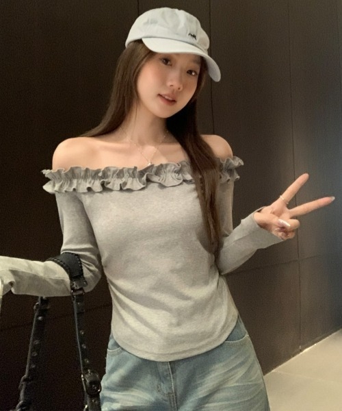 gossip!ロサンゼルス(ゴシップロサンゼルス)の「【Y2Kガーリー】フリルオフショルダーロングスリーブTシャツ(スリムフィット)(Tシャツ/カットソー・レディース・グレー・FREE)」の1枚目の写真