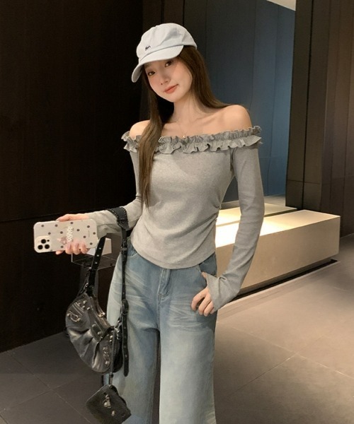 gossip!ロサンゼルス(ゴシップロサンゼルス)の「【Y2Kガーリー】フリルオフショルダーロングスリーブTシャツ(スリムフィット)(Tシャツ/カットソー・レディース・グレー・FREE)」の3枚目の写真