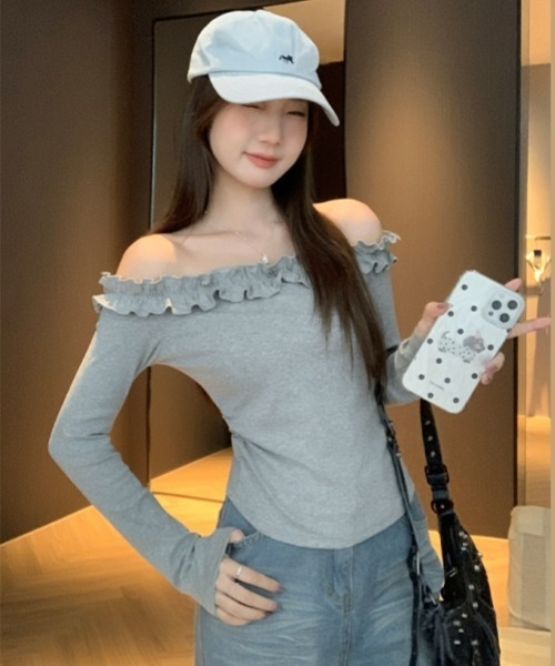 gossip!ロサンゼルス(ゴシップロサンゼルス)の「【Y2Kガーリー】フリルオフショルダーロングスリーブTシャツ(スリムフィット)(Tシャツ/カットソー・レディース・グレー・FREE)」の4枚目の写真