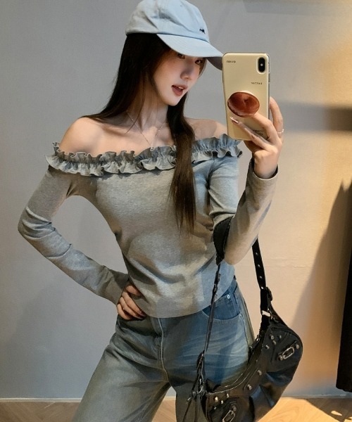 gossip!ロサンゼルス(ゴシップロサンゼルス)の「【Y2Kガーリー】フリルオフショルダーロングスリーブTシャツ(スリムフィット)(Tシャツ/カットソー・レディース・グレー・FREE)」の6枚目の写真