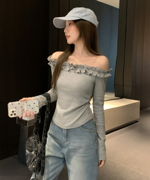 gossip!ロサンゼルス(ゴシップロサンゼルス)の「【Y2Kガーリー】フリルオフショルダーロングスリーブTシャツ(スリムフィット)(Tシャツ/カットソー・レディース・グレー・FREE)」の7枚目の写真