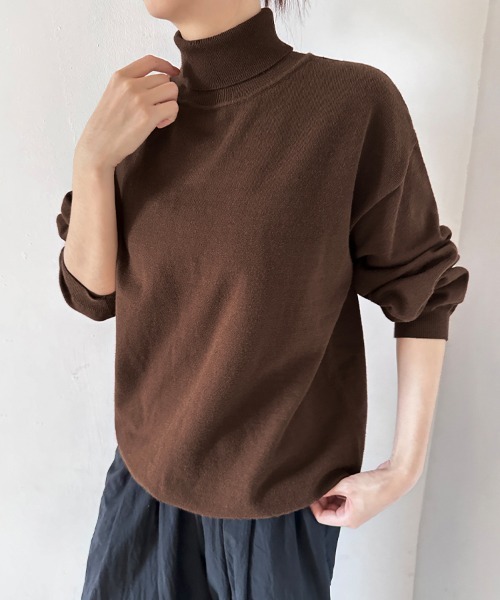 ONEP STAR(ワンピスター)の「カシミヤタッチタートルネックニット(ニット/セーター・レディース・グレー/オフホワイト/ブルー/レモンイエロー/ブラック/ホワイト×ブラック/グレイッシュベージュ/ダークブラウン/ブラウン/ピンク/グリーン/ワインレッド/ベージュ/パープル/オレンジ/ミント/モカ/オートミール/ダークブルー/チョコ/テラコッタ・FREE)」の8枚目の写真