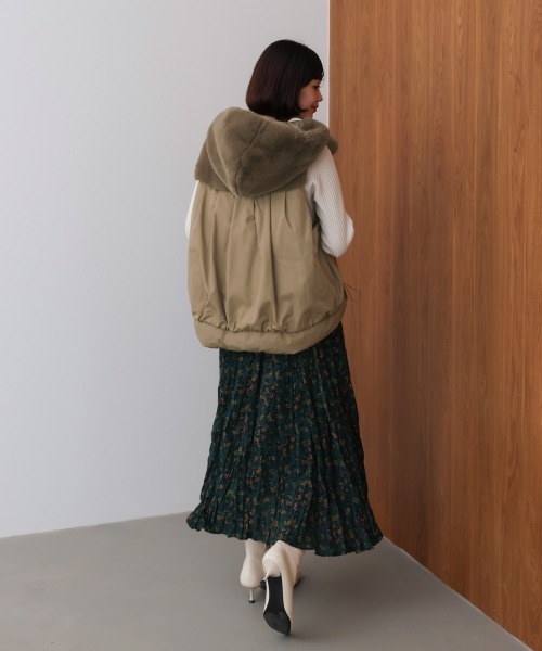 Bou Jeloud（ブージュルード）の「異素材ＭＩＸダウンファーベスト（ベスト・レディース・チャコールグレー/キャメル/グレイッシュベージュ・38）」の4枚目の写真