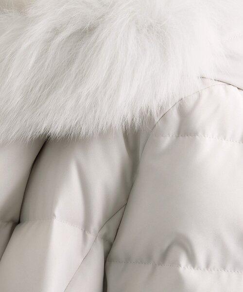 INDIVI（インディヴィ）の「【名品／撥水／抗菌防臭】ロング丈リサイクルダウンコート（ダウンジャケット/コート・レディース・ベージュ/ネイビー/アイボリー/ブラック・03/05/07/12/13/15 /17/19/36/38/40）」の12枚目の写真