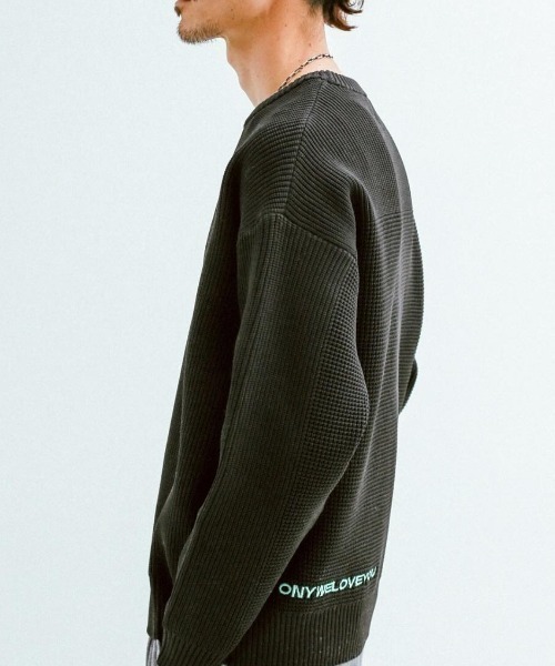 TonyTaizsun(トニータイズサン)の「【TonyTaizsun/トニータイズサン】Fairfax High School knit crew クルーニット セーター バック 刺繍(ニット/セーター・メンズ・ブラック・MEDIUM/LARGE/X-LARGE)」の2枚目の写真