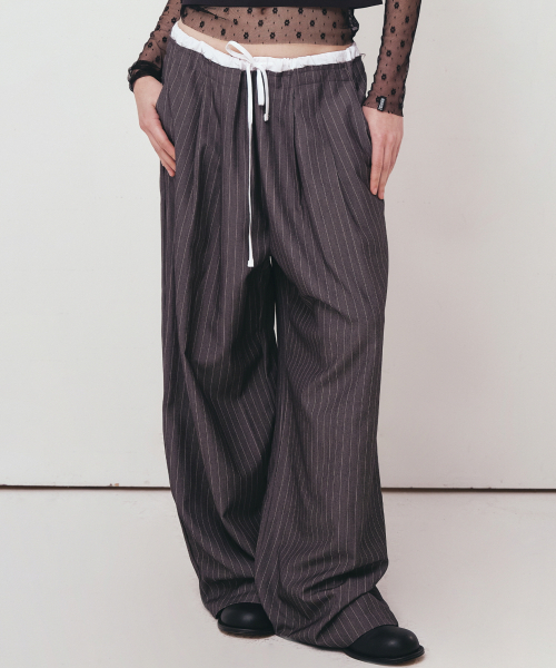 NICK&NICOLE(ニックアンドニコール)の「STRIPE LAYERED PINTUCK SLACKS_CHARCOAL(スラックス・レディース・その他・FREE)」の2枚目の写真
