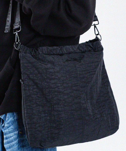 MONSTER REPUBLIC(モンスターリパブリック)の「TRUST CROSS BAG / BLACK(メッセンジャーバッグ・レディース・ブラック・FREE)」の2枚目の写真