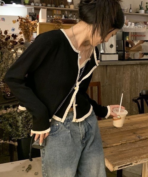 SHEPP(シープ)の「【26年春新作】【2点セット】配色ハイピングパールボタンカーディガン+キャミ(アンサンブル・レディース・アイボリー/ブラック・M/L)」の16枚目の写真