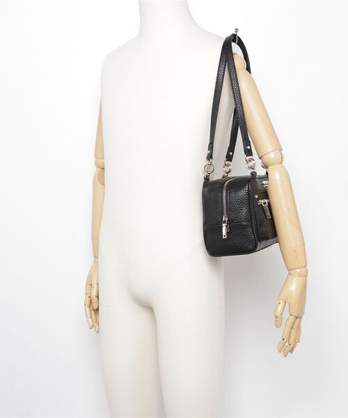 Guess(ゲス)の「MARSHA Box Shoulder Bag ショルダーバッグ (ショルダーバッグ・レディース・ブラック・ONE SIZE)」の16枚目の写真