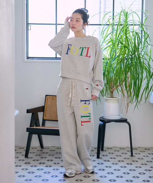 FREAK'S STORE(フリークスストア)の「FRUIT OF THE LOOM×FREAK'S STOR/フルーツオブザルーム 別注 裏毛 ロゴ プリントスウェット(スウェット・レディース・ライトグレー/ピンク/レッド/ネイビー・フリ-)」の22枚目の写真