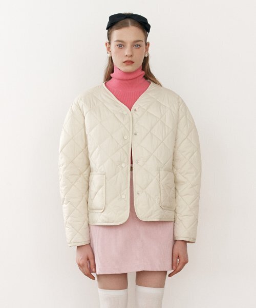 ROLAROLA(ロラロラ)の「QUILTING SHORT JACKET IVORY(ダウンジャケット/コート・レディース・アイボリー・FREE)」の1枚目の写真