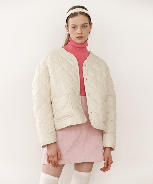ROLAROLA(ロラロラ)の「QUILTING SHORT JACKET IVORY(ダウンジャケット/コート・レディース・アイボリー・FREE)」の2枚目の写真