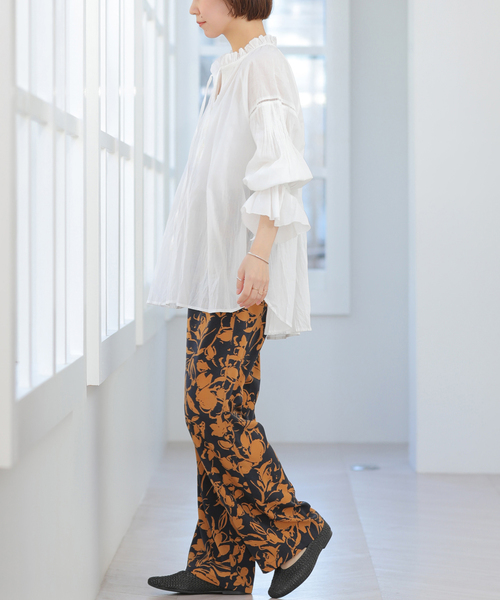 JOURNAL STANDARD relume（ジャーナルスタンダード　レリューム）の「［26SS新作］バイカラーリーフプリントパンツ（その他パンツ・レディース・アイボリー/ブラウン系その他/ブルー・FREE）」の11枚目の写真