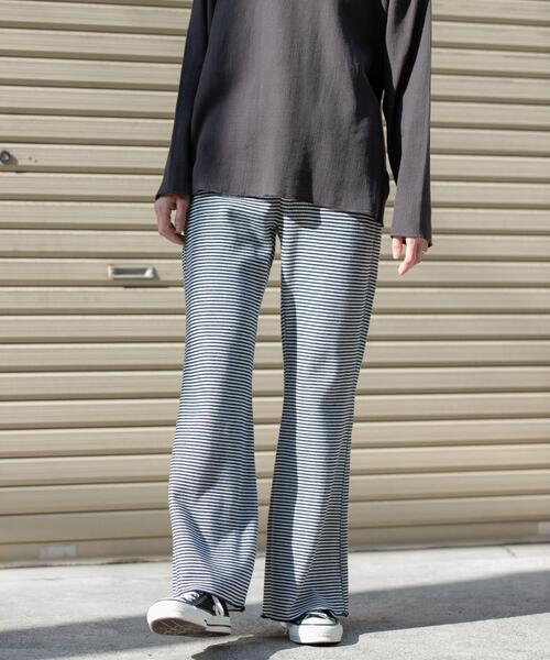 FORK&SPOON(フォークアンドスプーン)の「FORK&SPOON カットフレアパンツ(その他パンツ・レディース・ネイビー/ブラック・1/2)」の5枚目の写真