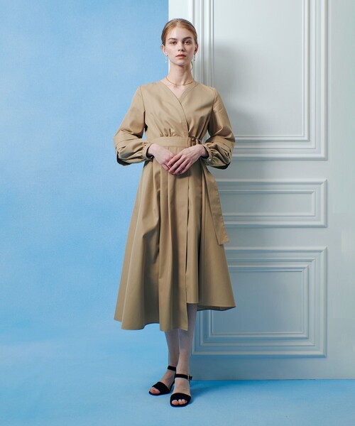 LOULOU WILLOUGHBY（ルルウィルビー）の「【LOULOU WILLOUGHBY】バックルベルトカシュクールワンピース（ワンピース・レディース・ブラック/ベージュ・2/1）」の4枚目の写真