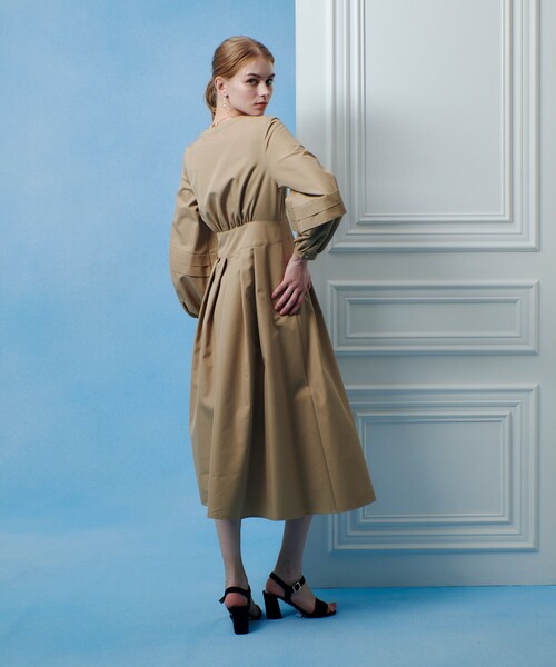 LOULOU WILLOUGHBY（ルルウィルビー）の「【LOULOU WILLOUGHBY】バックルベルトカシュクールワンピース（ワンピース・レディース・ブラック/ベージュ・2/1）」の6枚目の写真