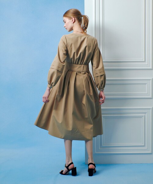 LOULOU WILLOUGHBY（ルルウィルビー）の「【LOULOU WILLOUGHBY】バックルベルトカシュクールワンピース（ワンピース・レディース・ブラック/ベージュ・2/1）」の7枚目の写真