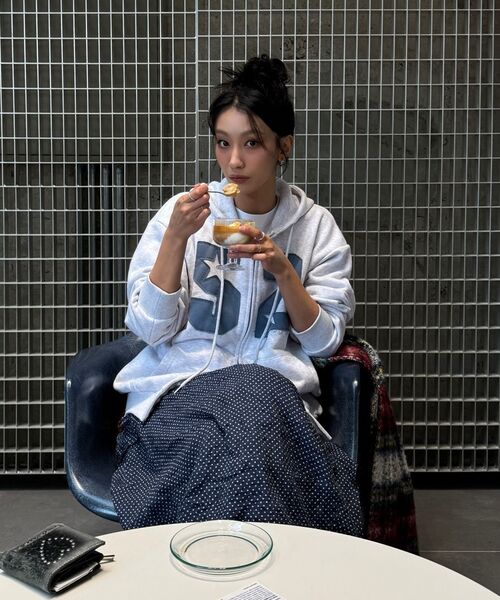 AMESWORLDWIDE（アメスワールドワイド）の「52 APPLIQUE HOODIE ZIP UP LIGHT GREY（パーカー・レディース・その他・LARGE/MEDIUM/SMALL）」の16枚目の写真