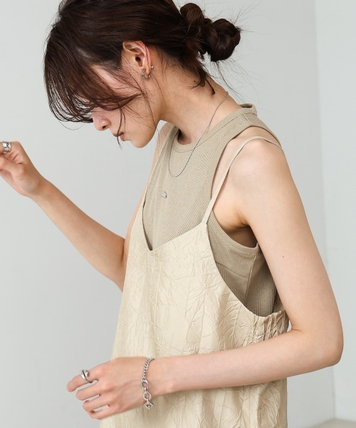 Bab(バブ)の「シワ加工サテンチュールレース切替キャミワンピース(ワンピース・レディース・ブラック/ベージュ・MEDIUM)」の11枚目の写真