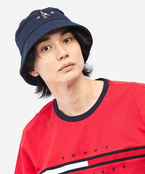 TOMMY HILFIGER(トミーヒルフィガー)の「【オンライン限定】ユニセックス シーズナルフラッグバケットハット(ハット・メンズ・ネイビー・FREE)」の3枚目の写真