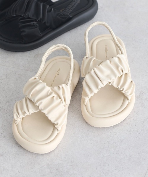 earth music&ecology（アースミュージックアンドエコロジー）の「ギャザークロスサンダル（サンダル・レディース・アイボリー/ブロンズ/ブラック・S/L/M）」の2枚目の写真