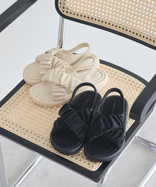 earth music&ecology（アースミュージックアンドエコロジー）の「ギャザークロスサンダル（サンダル・レディース・アイボリー/ブロンズ/ブラック・S/L/M）」の4枚目の写真