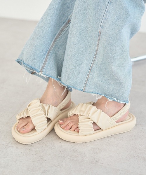 earth music&ecology（アースミュージックアンドエコロジー）の「ギャザークロスサンダル（サンダル・レディース・アイボリー/ブロンズ/ブラック・S/L/M）」の5枚目の写真