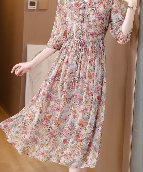 LUCPY(ラクピー)の「フラワープリントフリルVネックシフォンワンピース(ワンピース・レディース・ピンク・XX-LARGE/X-LARGE/LARGE/MEDIUM)」の2枚目の写真