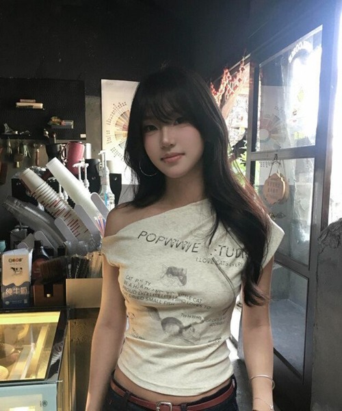 AsheKsha(アシクシャ)の「アシンメトリーな肩ラインの半袖Tシャツ(Tシャツ/カットソー・レディース・グレー・M)」の13枚目の写真