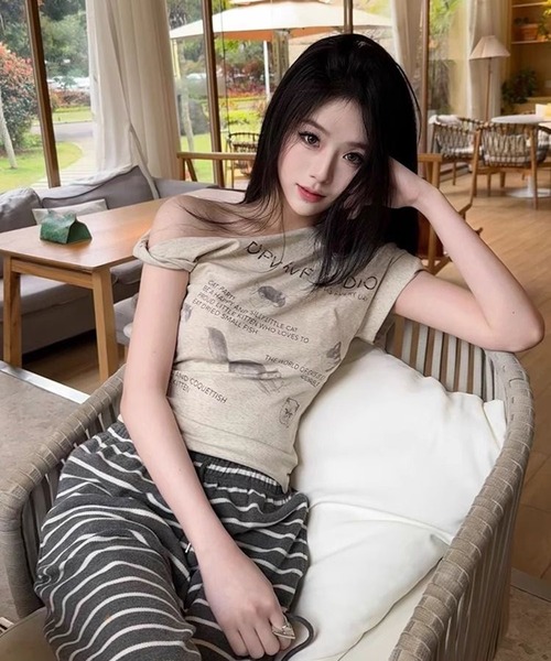 AsheKsha(アシクシャ)の「アシンメトリーな肩ラインの半袖Tシャツ(Tシャツ/カットソー・レディース・グレー・M)」の15枚目の写真