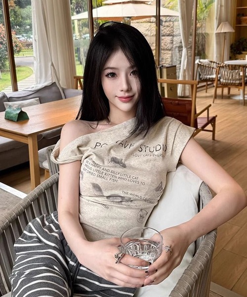 AsheKsha(アシクシャ)の「アシンメトリーな肩ラインの半袖Tシャツ(Tシャツ/カットソー・レディース・グレー・M)」の16枚目の写真