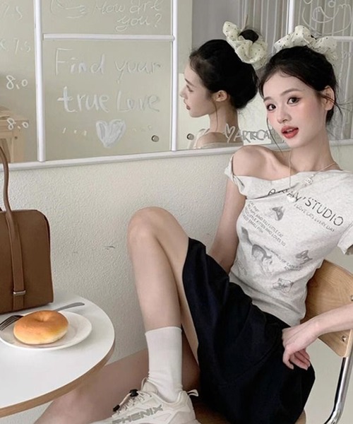 AsheKsha(アシクシャ)の「アシンメトリーな肩ラインの半袖Tシャツ(Tシャツ/カットソー・レディース・グレー・M)」の17枚目の写真