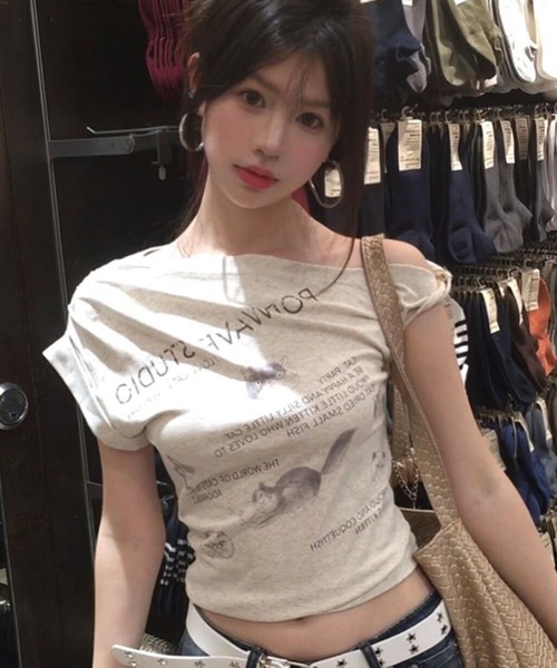 AsheKsha(アシクシャ)の「アシンメトリーな肩ラインの半袖Tシャツ(Tシャツ/カットソー・レディース・グレー・M)」の7枚目の写真