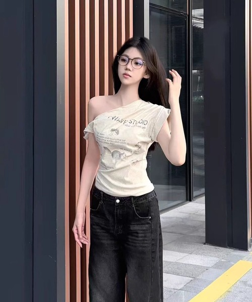 AsheKsha(アシクシャ)の「アシンメトリーな肩ラインの半袖Tシャツ(Tシャツ/カットソー・レディース・グレー・M)」の9枚目の写真