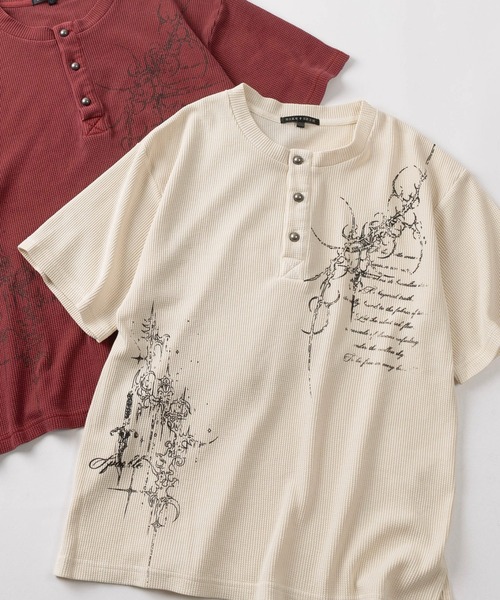 SlashDate(スラッシュデイト)の「【82】ピグメント加工 トライバルプリント ワッフル ヘンリーネック Tシャツ/メンズ/レディース/ユニセックス(Tシャツ/カットソー・メンズ・チャコールグレー/ワイン/アイボリー・L/M)」の1枚目の写真