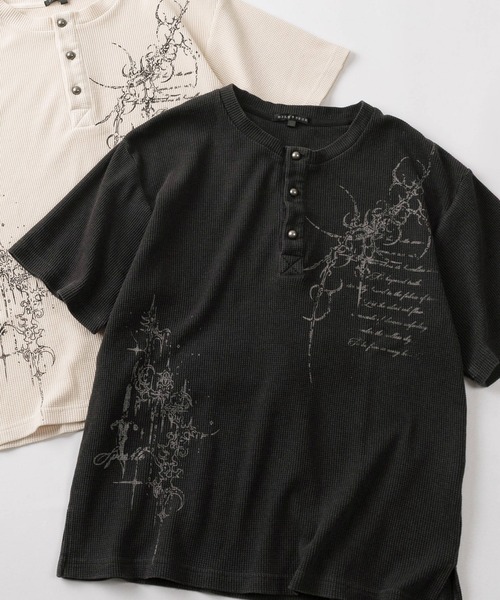 SlashDate(スラッシュデイト)の「【82】ピグメント加工 トライバルプリント ワッフル ヘンリーネック Tシャツ/メンズ/レディース/ユニセックス(Tシャツ/カットソー・メンズ・チャコールグレー/ワイン/アイボリー・L/M)」の2枚目の写真