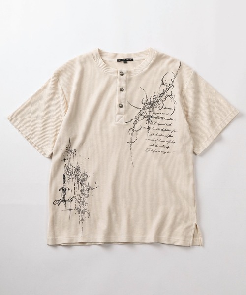 SlashDate(スラッシュデイト)の「【82】ピグメント加工 トライバルプリント ワッフル ヘンリーネック Tシャツ/メンズ/レディース/ユニセックス(Tシャツ/カットソー・メンズ・チャコールグレー/ワイン/アイボリー・L/M)」の4枚目の写真