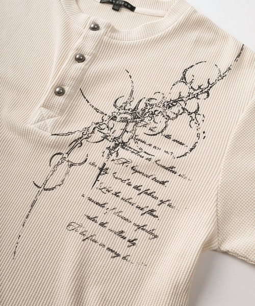 SlashDate(スラッシュデイト)の「【82】ピグメント加工 トライバルプリント ワッフル ヘンリーネック Tシャツ/メンズ/レディース/ユニセックス(Tシャツ/カットソー・メンズ・チャコールグレー/ワイン/アイボリー・L/M)」の8枚目の写真