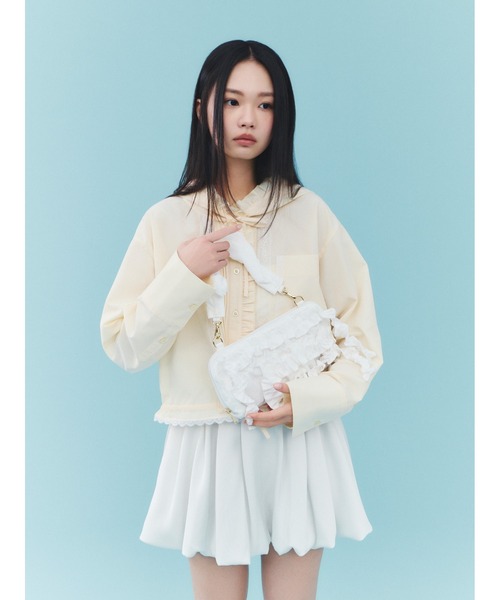 FURFUR(ファーファー)の「【LUMISHADE】UVカットフード付きフリルシャツ〈接触冷感〉(シャツ/ブラウス・レディース・ホワイト/ネイビー/イエロー/ライトブルー・F)」の6枚目の写真
