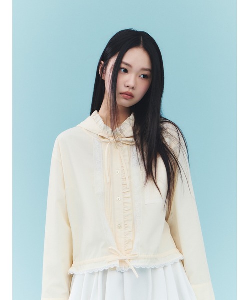 FURFUR(ファーファー)の「【LUMISHADE】UVカットフード付きフリルシャツ〈接触冷感〉(シャツ/ブラウス・レディース・ホワイト/ネイビー/イエロー/ライトブルー・F)」の7枚目の写真
