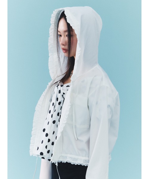 FURFUR(ファーファー)の「【LUMISHADE】UVカットフード付きフリルシャツ〈接触冷感〉(シャツ/ブラウス・レディース・ホワイト/ネイビー/イエロー/ライトブルー・F)」の10枚目の写真