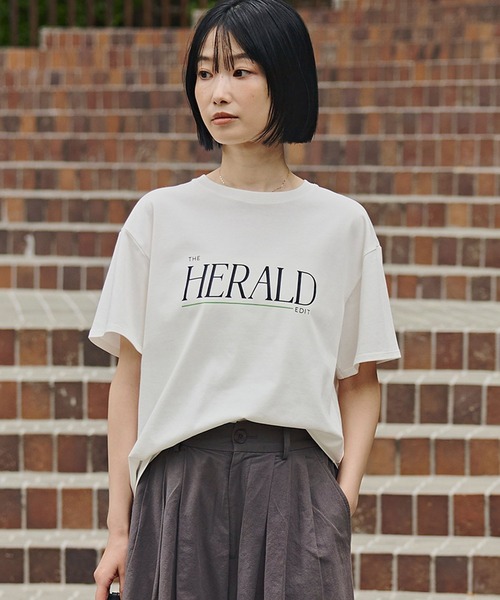 BABYLONE(バビロン)の「HERALDロゴTEE(Tシャツ/カットソー・レディース・ホワイト/ブラウン・フリー)」の1枚目の写真