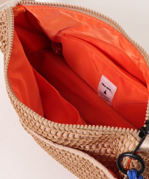 niko and...（ニコアンド）の「《500mlボトル収納可能》メッシュショルダーバッグ（ショルダーバッグ・レディース・アイボリー/ベージュ/ブラック・0）」の7枚目の写真