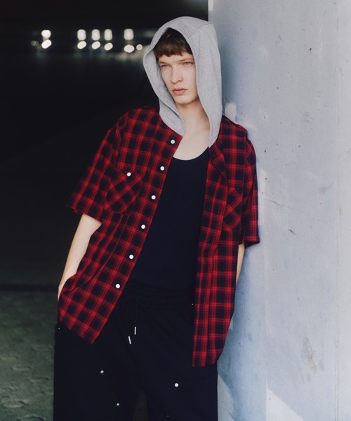 B'2nd(ビーセカンド)の「RENOVA(レノバ) FOODY OMBRE S/S SHIRTS / フーディオンブレショートスリーブシャツ(Tシャツ/カットソー・メンズ・レッド/ブラック/ベージュ・1/3)」の3枚目の写真