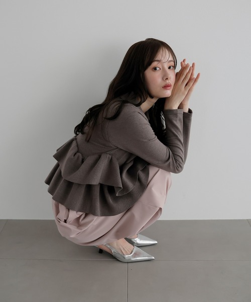 AMUU. PRECIEUSE(アムープレシューズ)の「ランダムフリルヘムポロニット(ニット/セーター・レディース・チャコールグレー/ブラック/アイボリー・FREE)」の4枚目の写真