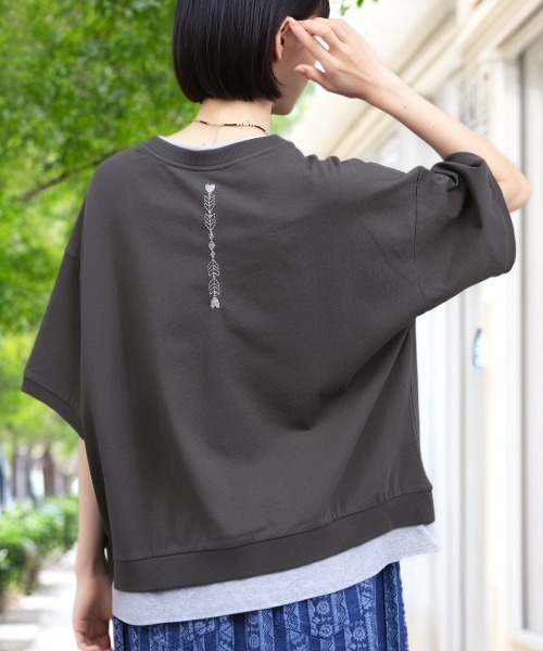 チチカカ(チチカカ)の「レイヤード風アロー刺繍プルオーバー(Tシャツ/カットソー・レディース・オフホワイト/チャコールグレー/グリーン・FREE)」の2枚目の写真