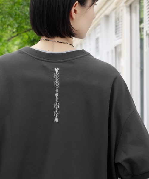チチカカ(チチカカ)の「レイヤード風アロー刺繍プルオーバー(Tシャツ/カットソー・レディース・オフホワイト/チャコールグレー/グリーン・FREE)」の20枚目の写真