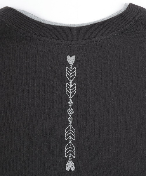チチカカ(チチカカ)の「レイヤード風アロー刺繍プルオーバー(Tシャツ/カットソー・レディース・オフホワイト/チャコールグレー/グリーン・FREE)」の10枚目の写真