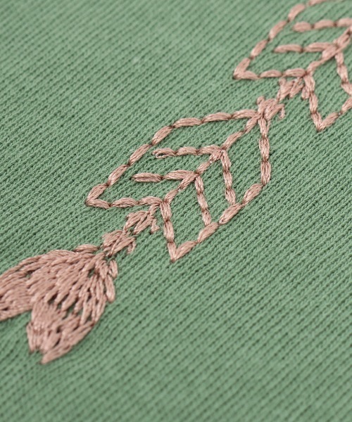 チチカカ(チチカカ)の「レイヤード風アロー刺繍プルオーバー(Tシャツ/カットソー・レディース・オフホワイト/チャコールグレー/グリーン・FREE)」の12枚目の写真